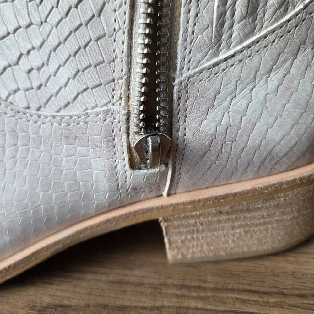 NEVER WORN LIKE NEW DONAL J PLINER BONE WHITE LEATHER /TAN MARISOL BOOTIES 8M